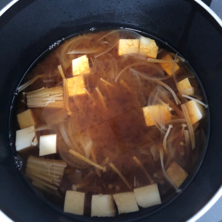 玉ねぎと豆腐とえのきの味噌汁